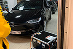 Подготовка к зарядке электромобиля Tesla